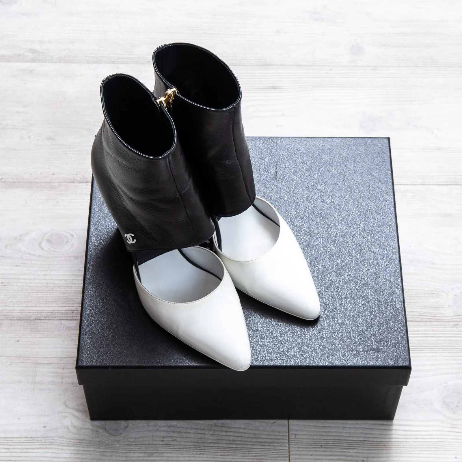 Chanel Black And White Leather Shoes Size 40