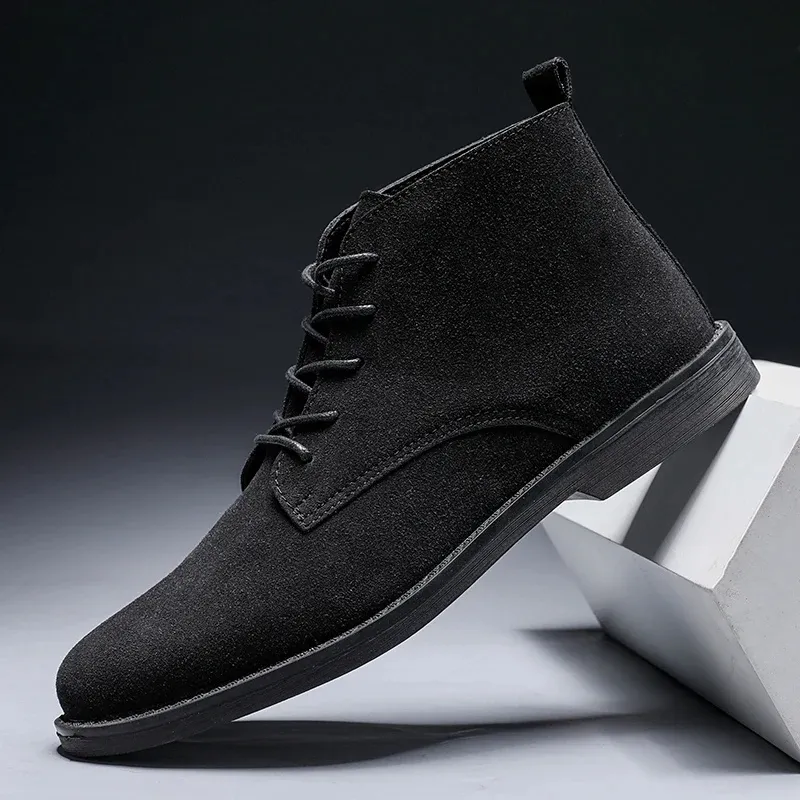 Fashionable suede chukka boots for men, lightweight casual shoes