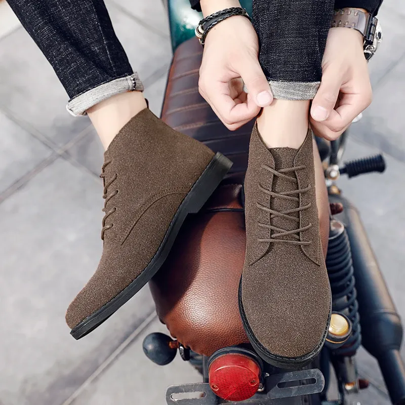 Fashionable suede chukka boots for men, lightweight casual shoes