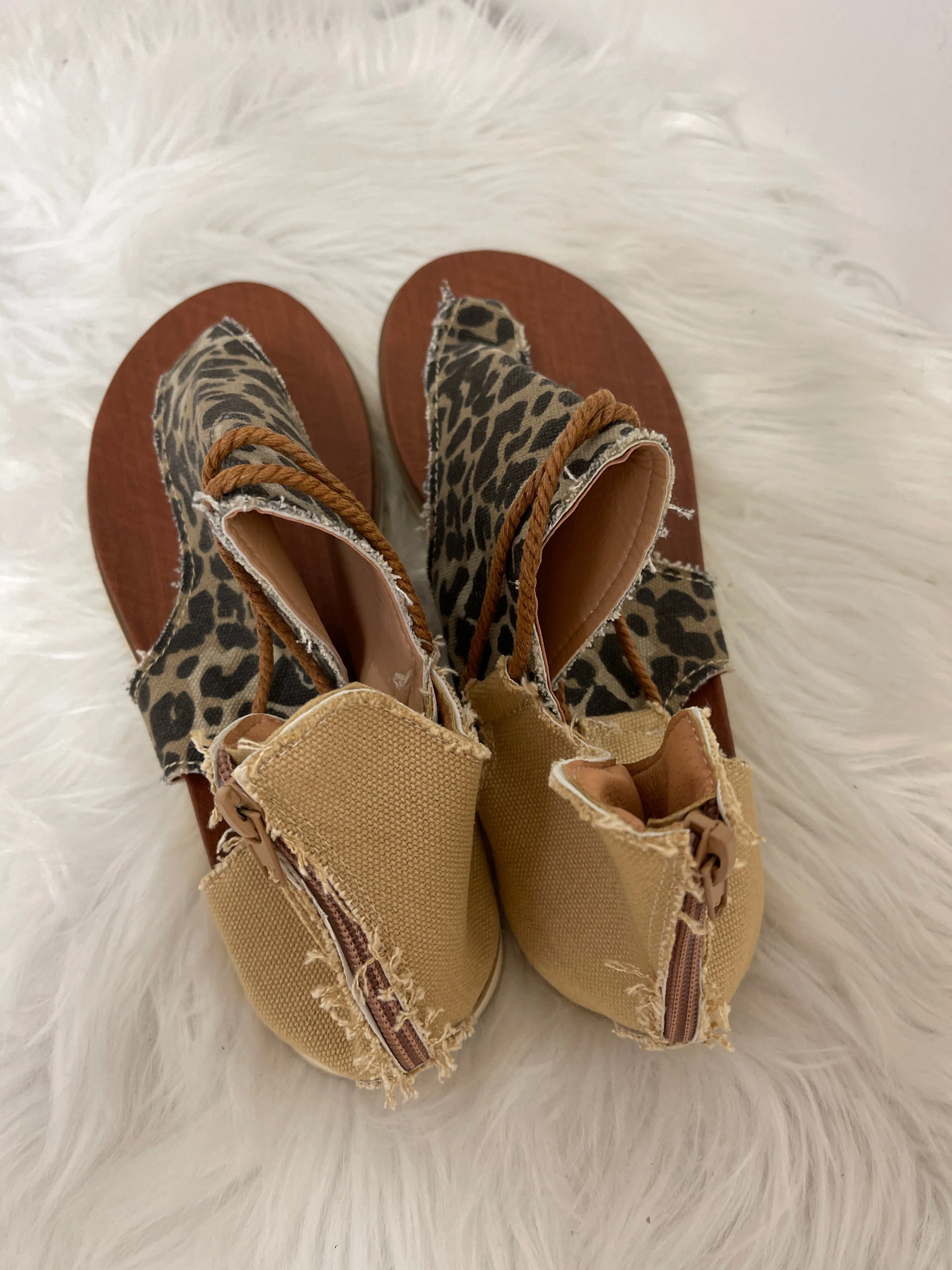 Sandals Flats By Clothes Mentor In Animal Print, Size: 7